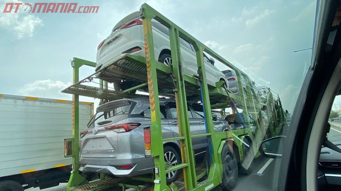 Toyota Avanza terbaru sedang diangkut truk