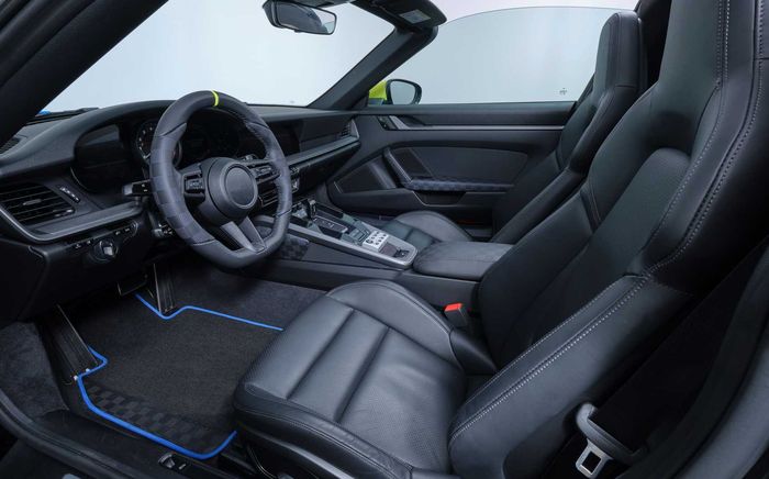 Tampilan kabin modifikasi mobil polisi berbasis Porsche 911 Targa