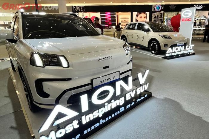 AION V dan AION UT yang ditampilkan di ajang Indomobil Expo di Senayan City, Jakarta 