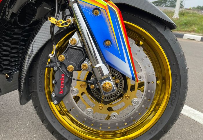 Pengereman depan Yamaha XMAX pasang kaliper rem Brembo 4 piston