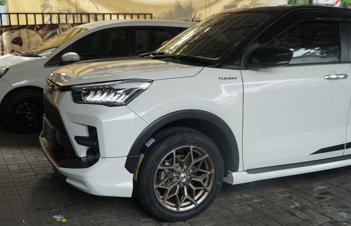 Toyota Raize ganti pelek HSR Myth 01 ukuran 17 inci