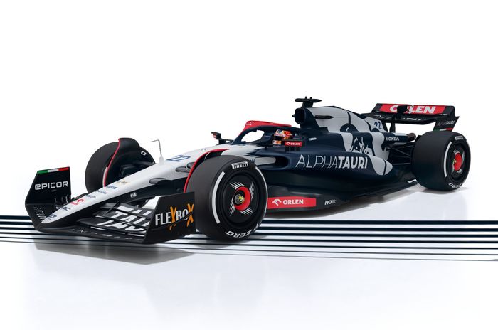 Warna merah dari sponsor Orlen menghiasai mobil AT04 tim AlphaTauri untuk balapan di F1 2023