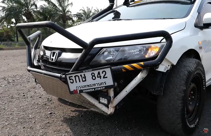 Tampilan depan modifikasi Honda City sudah terlindungi bumper bull bar besi