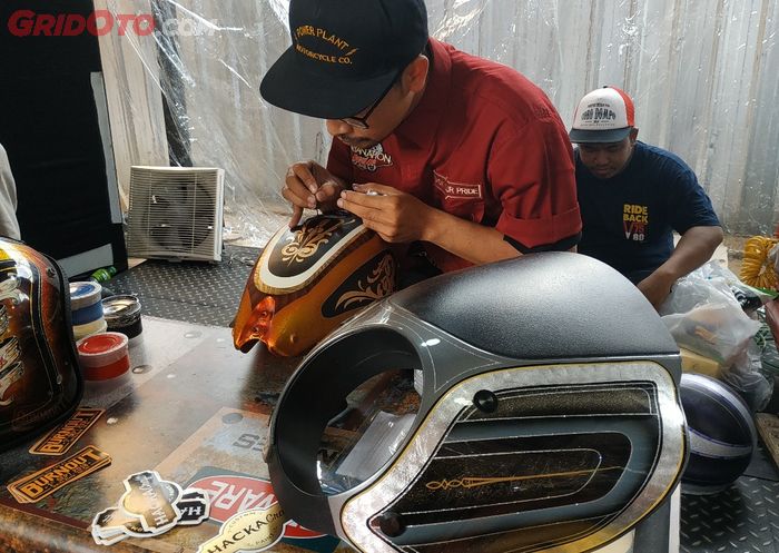 Danny Hacka dari Hacka Pinstripping di Suryanation Motorland 2018 seri Semarang