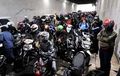 Naik Motor dan Berteduh di Bawah Flyover Bisa Bikin Isi Dompet Makin Tipis