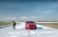 Video Adu Cepat Atlet Ice Skating Vs Mobil Jaguar di Sirkuit Es, Tebak Siapa yang Menang?