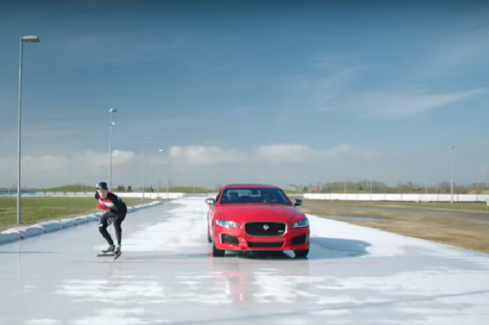 Adu cepat atlet ice skating dengan mobil Jaguar 