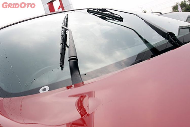 Alternatif Campuran Air Wiper Buat Usir Minyak Di Kaca Depan Mobil Gridoto Com