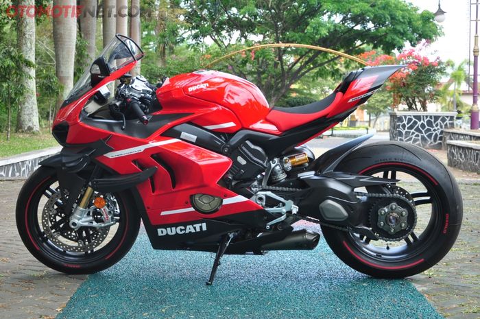 Seluruh fairing Ducati Superleggera terbuat dari carbon fibre yang dicat merah khas Ducati