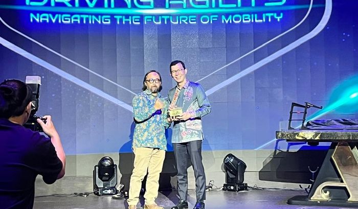 Toyota Veloz Hybrid meraih Car of The Year Otomotif Award 2026. Piala diserahkan oleh  Bapak Dian Gemiano, selaku  Managing Director Grid Network kepada Bapak Jap Ernando Demily, Vice President Director PT Toyota-Astra Motor.