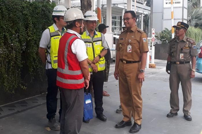 Gubernur DKI Jakarta Anies Baswedan memantau langsung pelepasan Jembatan Penyeberangan Orang (JPO).