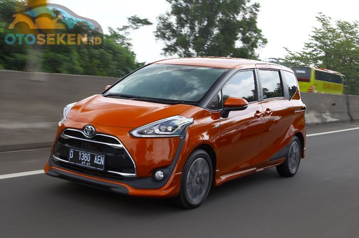 Kisaran harga dan spesifikasi Toyota Sienta seken tahun 2017.
