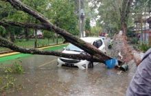 Awas Nombok, Perhatikan Hal Ini Jika Parkir Mobil Saat Hujan Deras