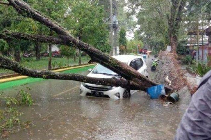 Posisi parkir yang salah saat hujan deras