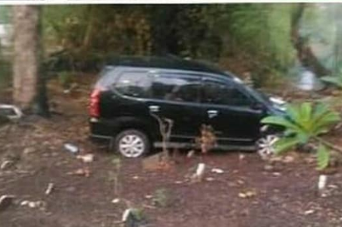 Toyota Avanza parkir di tengah makam