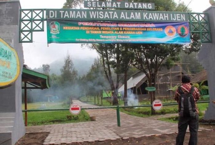 Pos Paltuding di lereng Gunung Ijen sebagai lokasi parkir kendaraan.