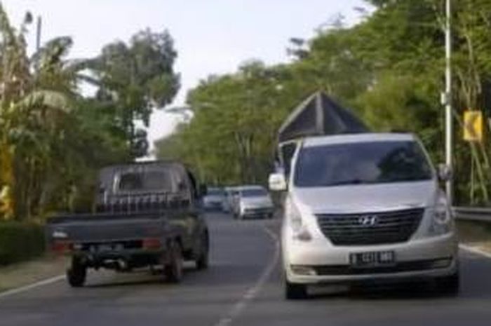 Potongan film Di Bulan Suci ini saat Rebecca Klopper yang berperan sebagai Ajeng Wulandari mudik ke Banyuwangi bersama keluarga 