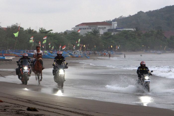 Menyusuri jalur pesisir pantai selatan Jawa Barat