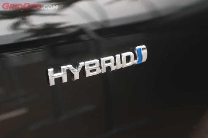 Logo hybrid pada Toyota Crown menteri di DPR