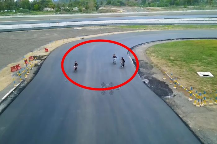 Tiga oknum pengendara yang diduga awrga sekitar tertangkap kamera memasuki area track lane Sirkuit Mandalika tanpa izin.