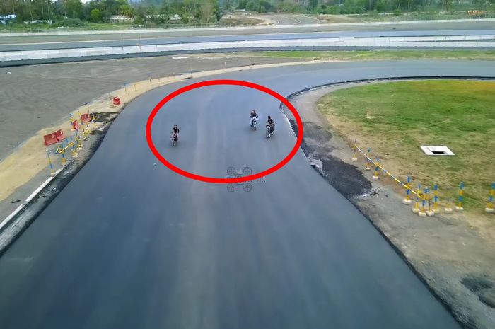 Tiga oknum pengendara yang diduga awrga sekitar tertangkap kamera memasuki area track lane Sirkuit Mandalika tanpa izin.