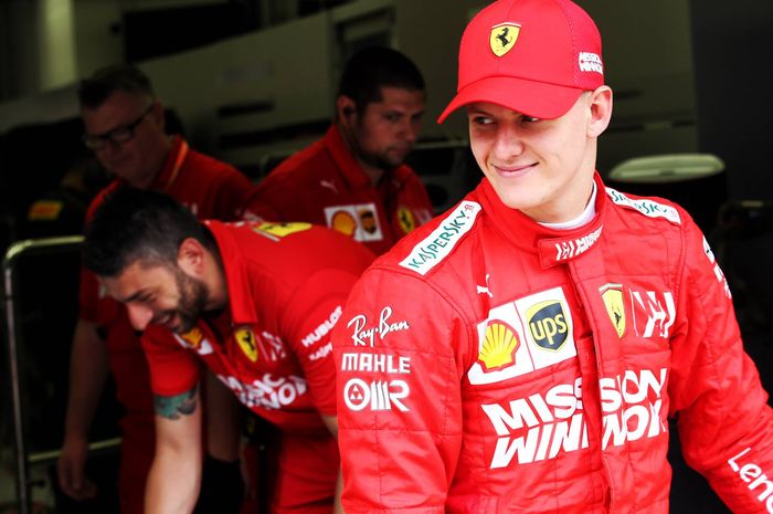 Mick Schumacher yang dipercaya untuk menguji mobil SF90 milik Ferrari