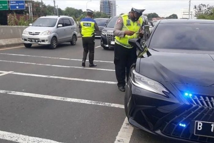 Ilustrasi mobil pakai strobo akan diatur penggunaannyqa