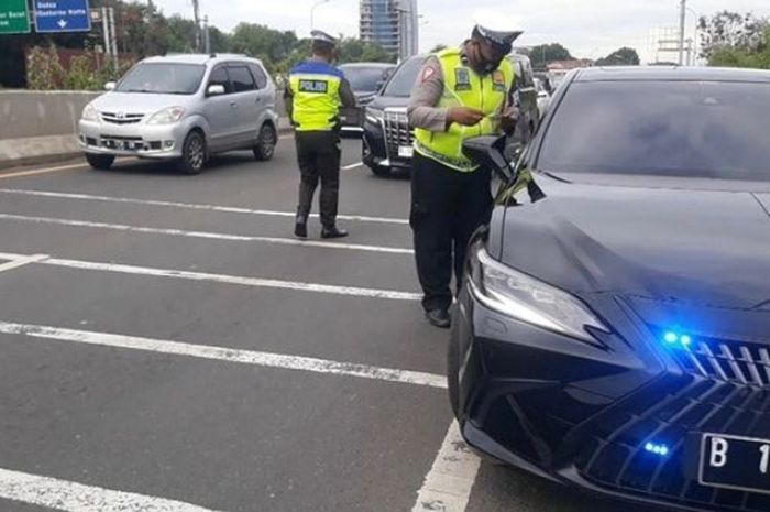 Ilustrasi mobil pakai strobo akan diatur penggunaannyqa