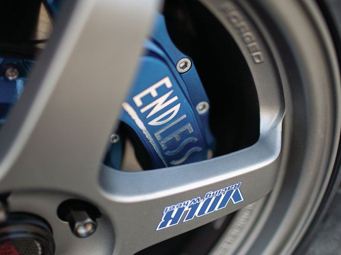 Pelek lansiran Volk TE37 19x9 inci dibalut ban Nitto Invo  plus pengereman dari Endless.