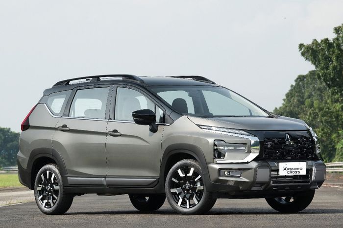 Mitsubishi Xpander Cross Premium CVT dalam warna Green Bronze Metallic Two Tone