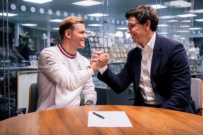 Mick Schumacher saat tanda tangan kontrak untuk menjadi pembalap cadangan dengan bos tim Mercedes, Toto Wolff