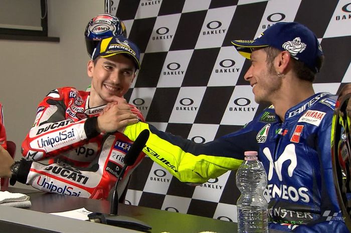 Jorge Lorenzo dan Valentino Rossi, dua orang yang bakal hadir di jumpa pers MotoGP Catalunya (14/6/2018)