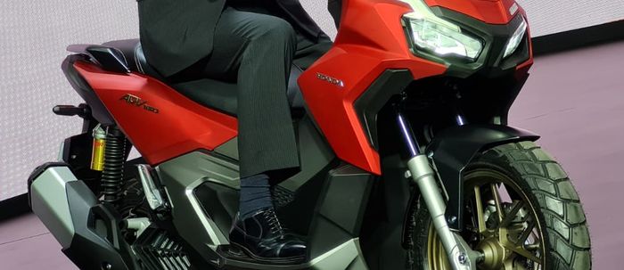 Pijakan kaki Honda ADV 160 terlihat lebih luas