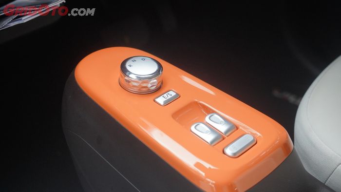 Tombol mode berkendara ada di konsol tengah