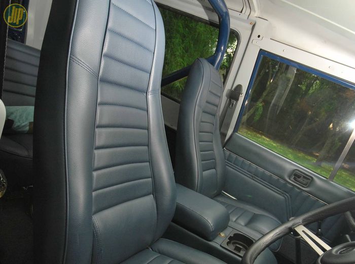Interior Jeep CJ-8 yang berwarna biru masih bawaan pabrik dan kondisinya masih terjaga. 