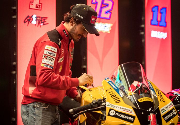 Motor limited edition Ducati mendapatkan tanda tangan dari para pembalap.