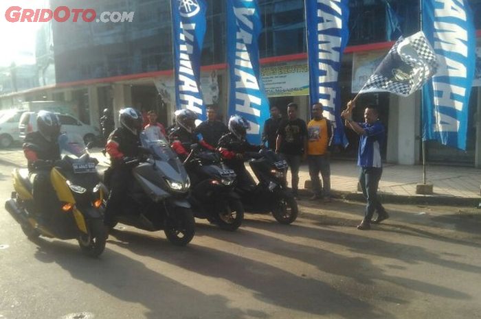 Yohanes Joe, Brand Manager Sentral Yamaha Palembang lakukan flag off MAXI Yamaha Tour de Indonesia etape Palembang - Jakarta 