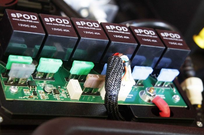 Konektor sPOD merupakan rangkaian yang terdiri atas relay, sekring  dan peranti elektronik