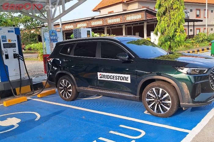 Ilustrasi Chery Tiggo 8 CSH saat pengisian daya baterai di SPKLU