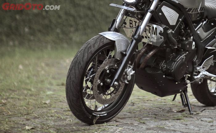 Yamaha MT-25 street tracker ini pakai double disc di kaki depan.