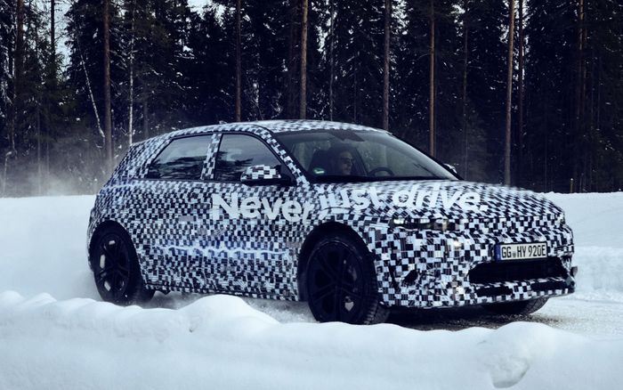 Teaser mobil baru listrik Hyundai IONIQ 5 N yang sedang melakukan pengetesan musim dingin di Arjeplog, Swedia.