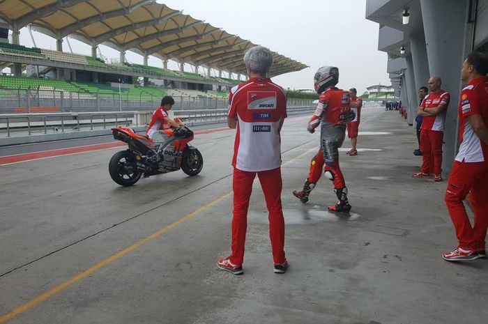 Michele Pirro saat hendak mengetes motor MotoGP di Sepang