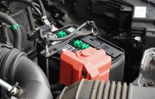 Cara Mudah Menambah Air Aki Mobil Bekas