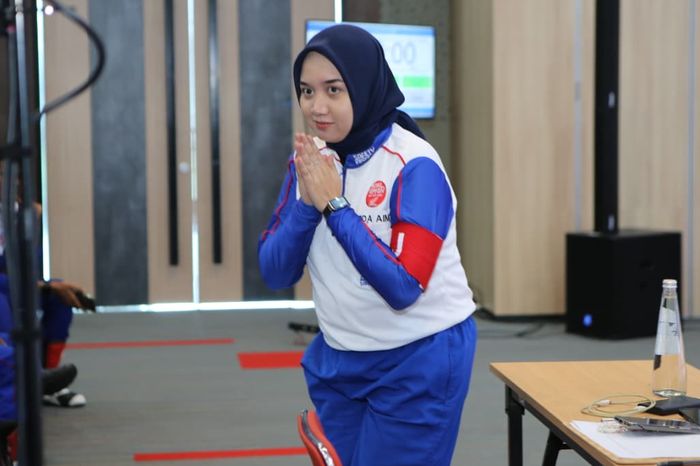 Mirda Aimy Fahma, Instruktur Safety Riding dari Astra Honda Motor (AHM) jelaskan bahaya menggantung barang di setang motor 