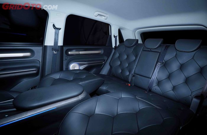 Mode sofa di Wuling Cloud EV bisa buat rebahan saat ngabuburit