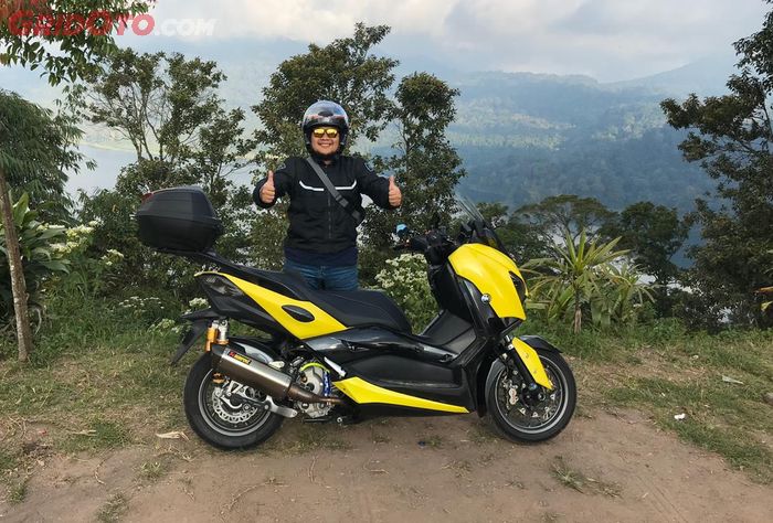 Wahyu saat touring bersama motornya