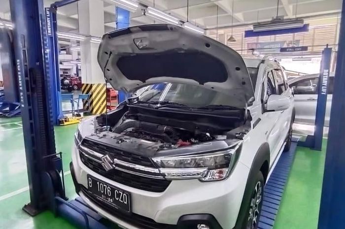 Ilustrasi perawatan Suzuki XL7 di bengkel resmi