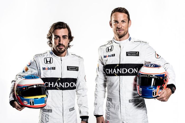 Fernando ALonso (kiri) dan Jenson Button satu tim di Mclaren pada 2016