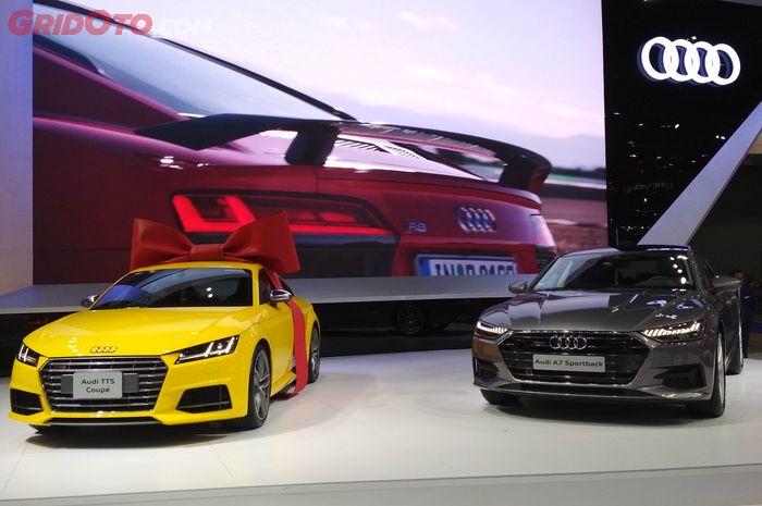 Audi A7 Sportback baru (kanan) bersanding dengan TTS Coupe yang sudah dijual di Indonesia 