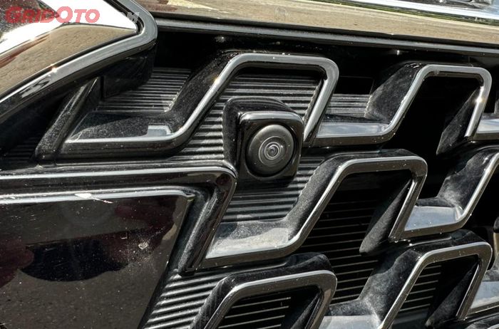 Kamera pada grill Suzuki Fronx, memberikan gambaran kondisi bagian depan secara akurat